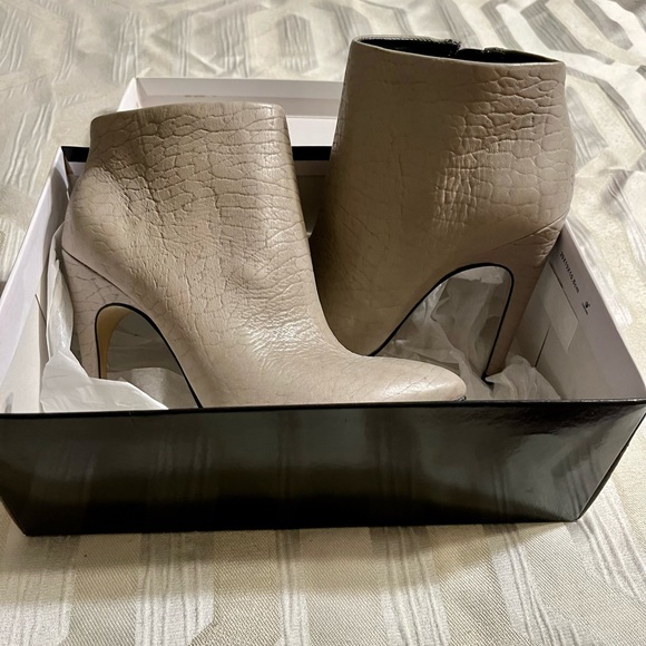 NWT ALDO Silver, Grey textured Leather stiletto booties - Picture 10 of 10